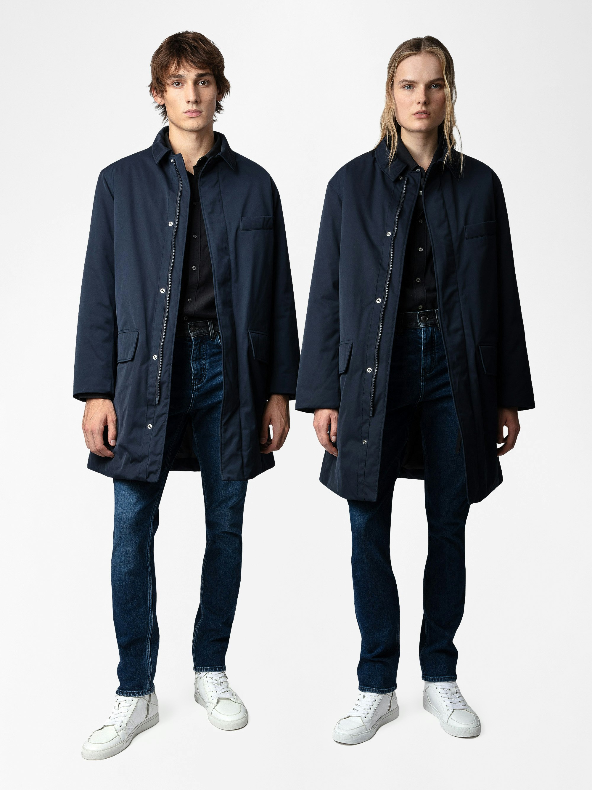 Coat Mel - Unisex mid-length coat featuring a rubber studio badge.