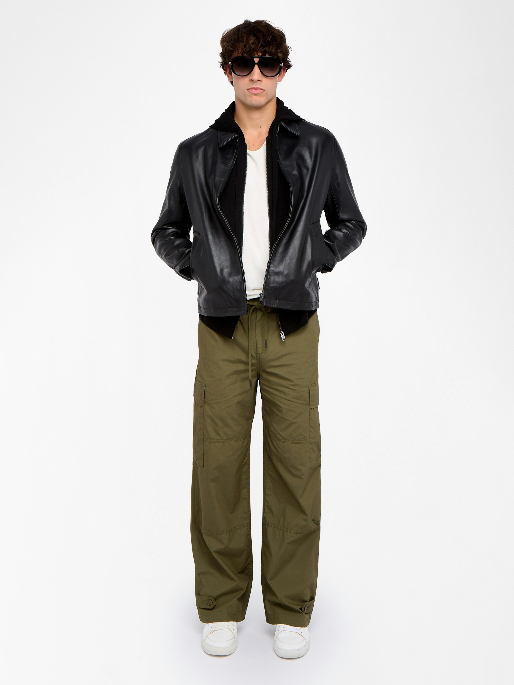 Pantaloni Palmyr - Pantaloni ampi e fluidi con elastico in vita con cordino, abbottonatura centrale e chiusura con zip, impreziositi da ricami.