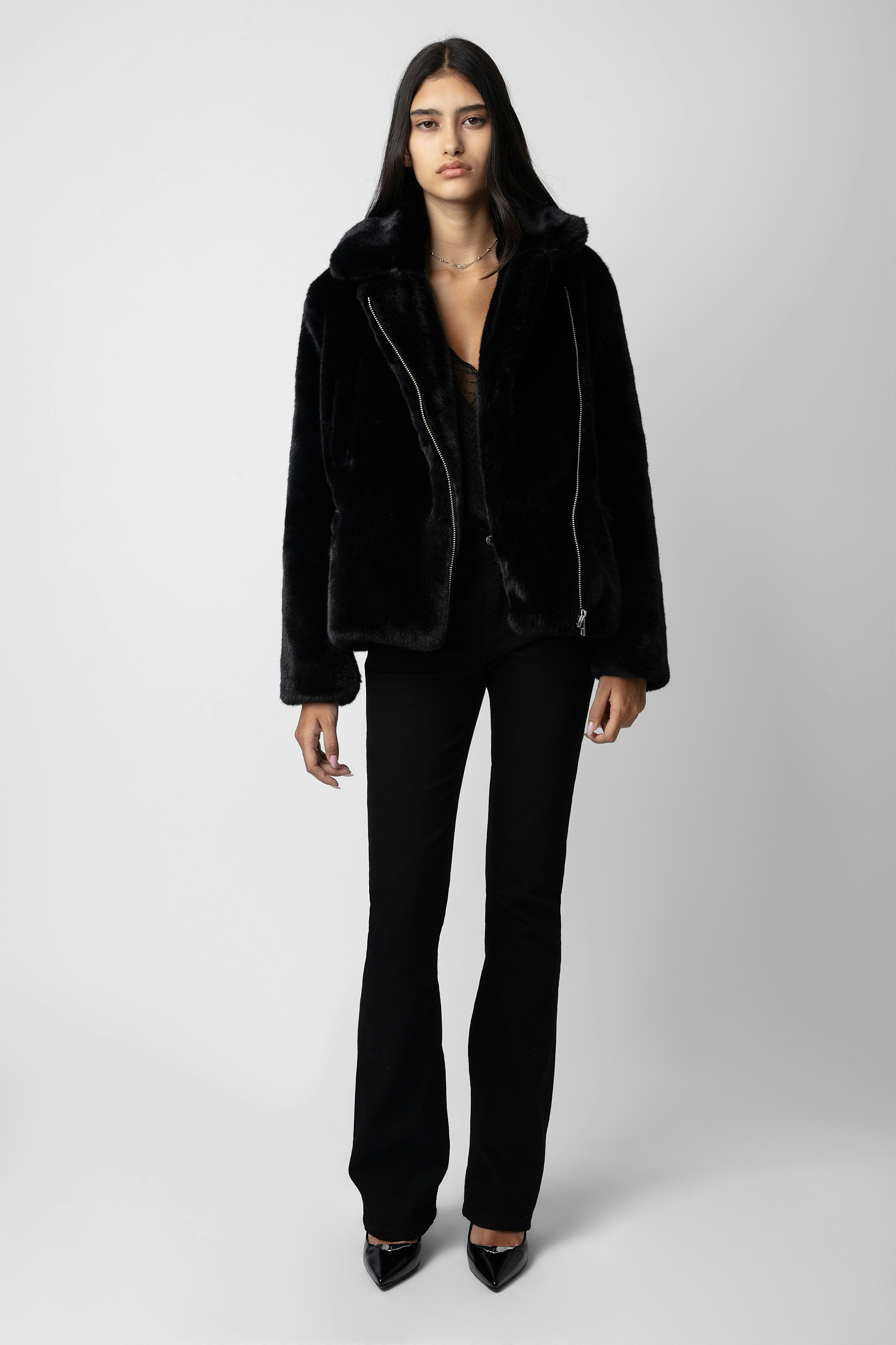 Abrigo Freeze - Abrigo corto negro de pelo sintético para mujer.