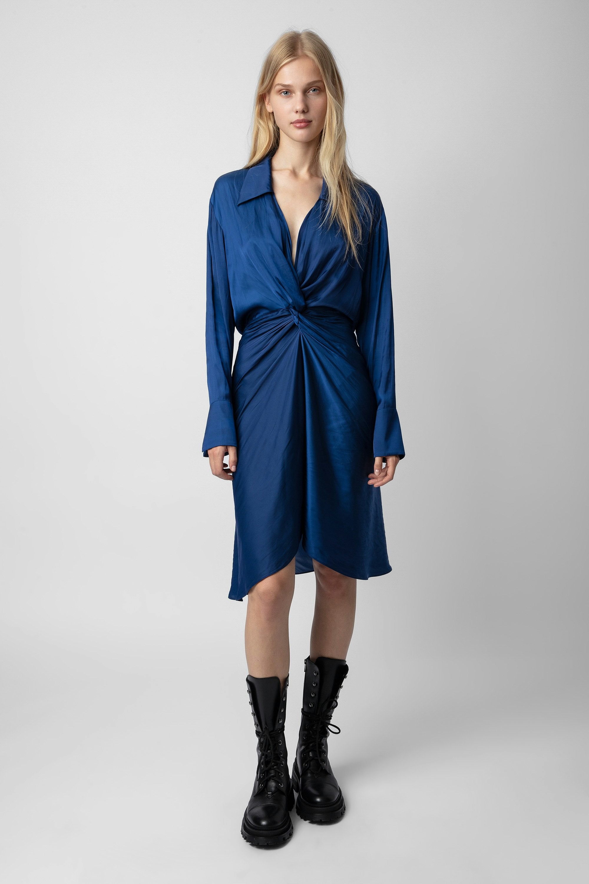 Kleid Rozo Satin - Halblanges, an der Taille drapiertes Damenkleid aus Satin in Königsblau.