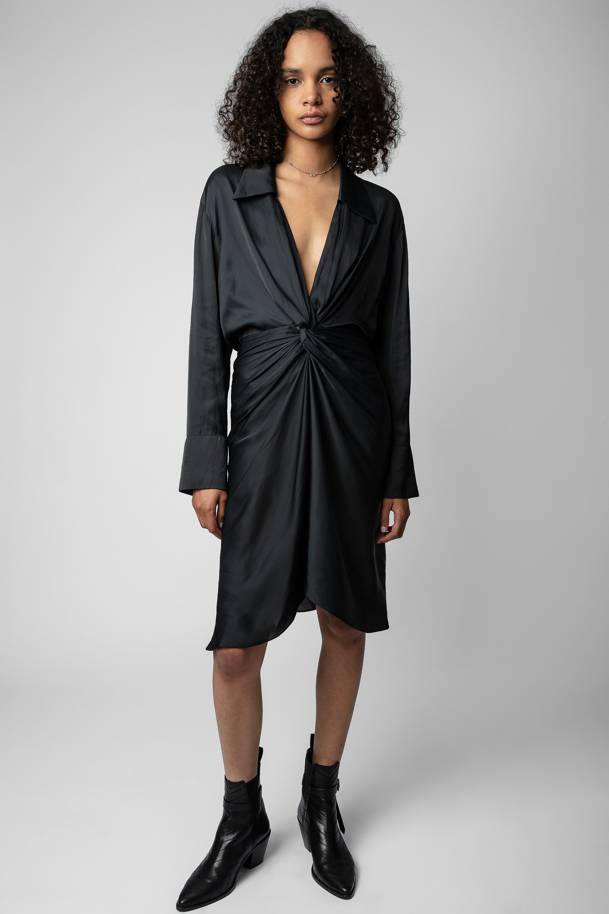 Vestido de Satén Rozo - Vestido corto negro de satén, anudado y drapeado, para mujer.