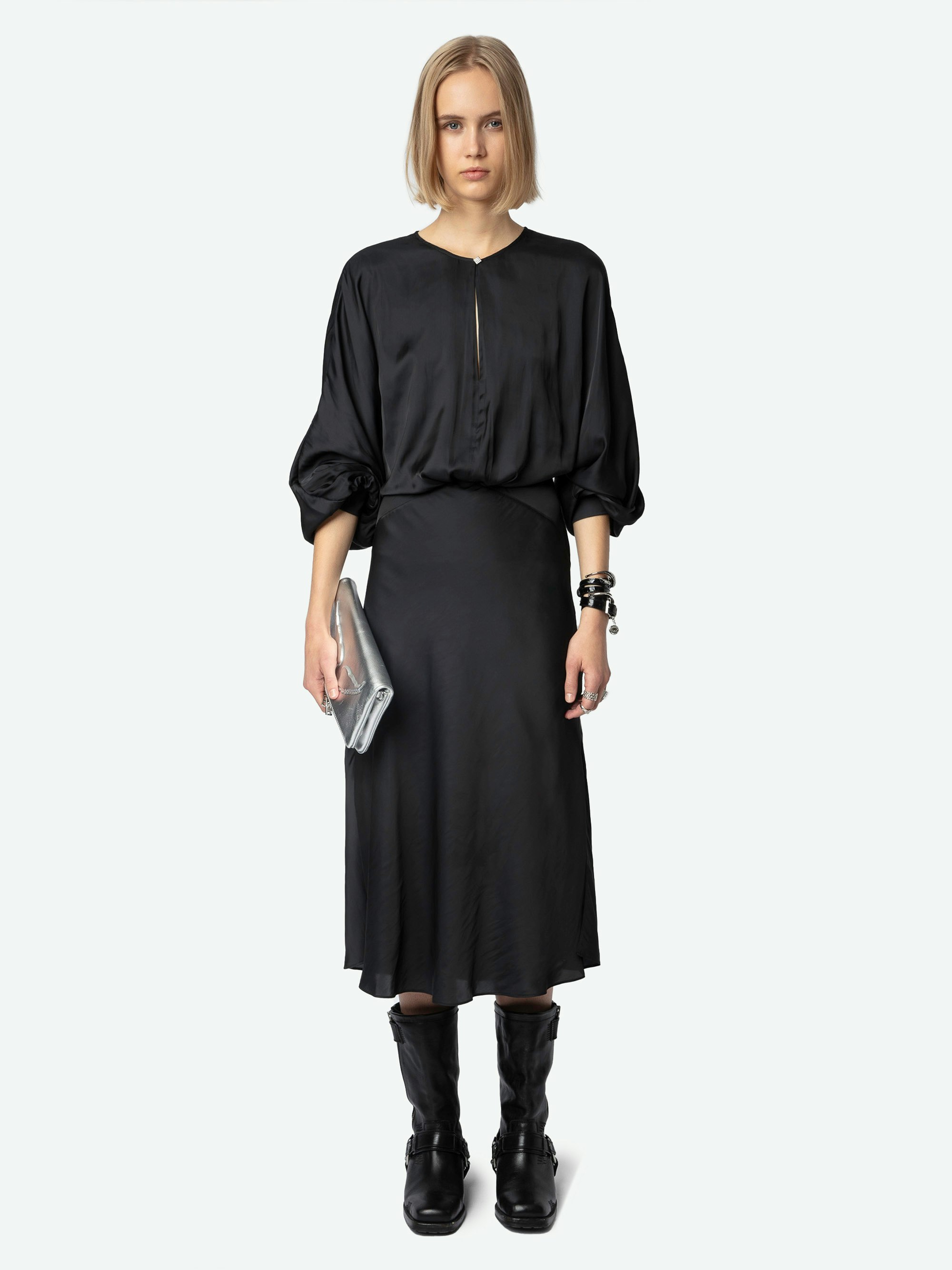 Vestido Ruiko Satén - Vestido largo negro de satén con escote decorado con un botón de strass, manga larga ancha y drapeado en cintura.