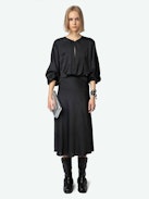 Robe Ruiko Satin - Robe longue en satin noir à décolleté orné d'un bouton strassé, manches longues amples et drapée à la taille.