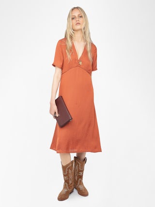 Rhodral Satin Kleid - Midikleid aus ZV Jacquard-Satin, kurze Ärmel und geknöpfter Ausschnitt.