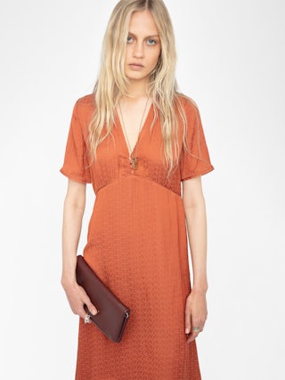 Rhodral Satin Kleid - Midikleid aus ZV Jacquard-Satin, kurze Ärmel und geknöpfter Ausschnitt.