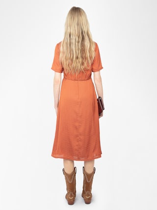 Rhodral Satin Kleid - Midikleid aus ZV Jacquard-Satin, kurze Ärmel und geknöpfter Ausschnitt.