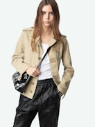 Parka Klimi - Parka in stile militare in cotone lavato, con tasche multiple e firma ad ala sulla schiena.