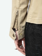 Parka Klimi - Parka in stile militare in cotone lavato, con tasche multiple e firma ad ala sulla schiena.