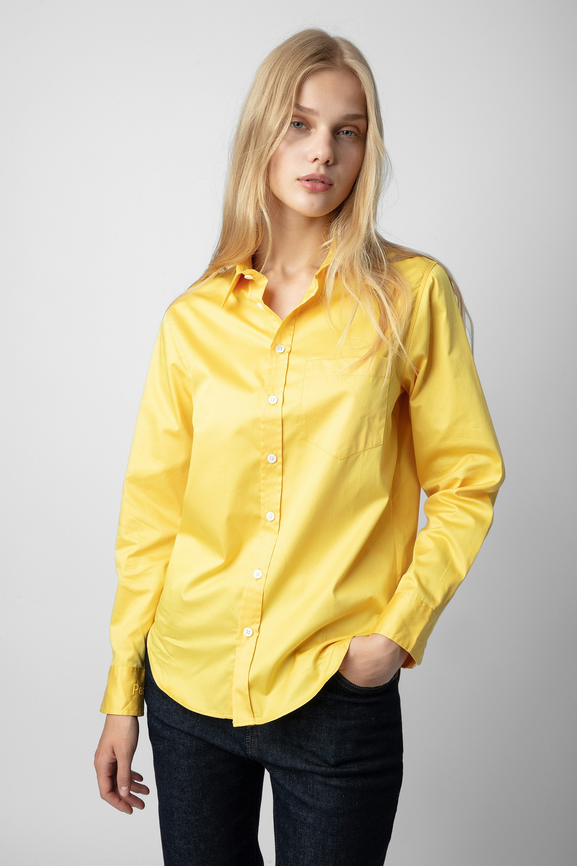 Camicia Taskiz - Camicia gialla da donna in cotone con ricamo "Peace" sulla manica sinistra.