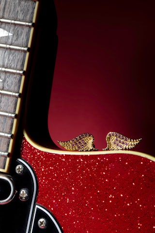 Rock Earrings - Wing earrings in brass adorned with rhinestones.