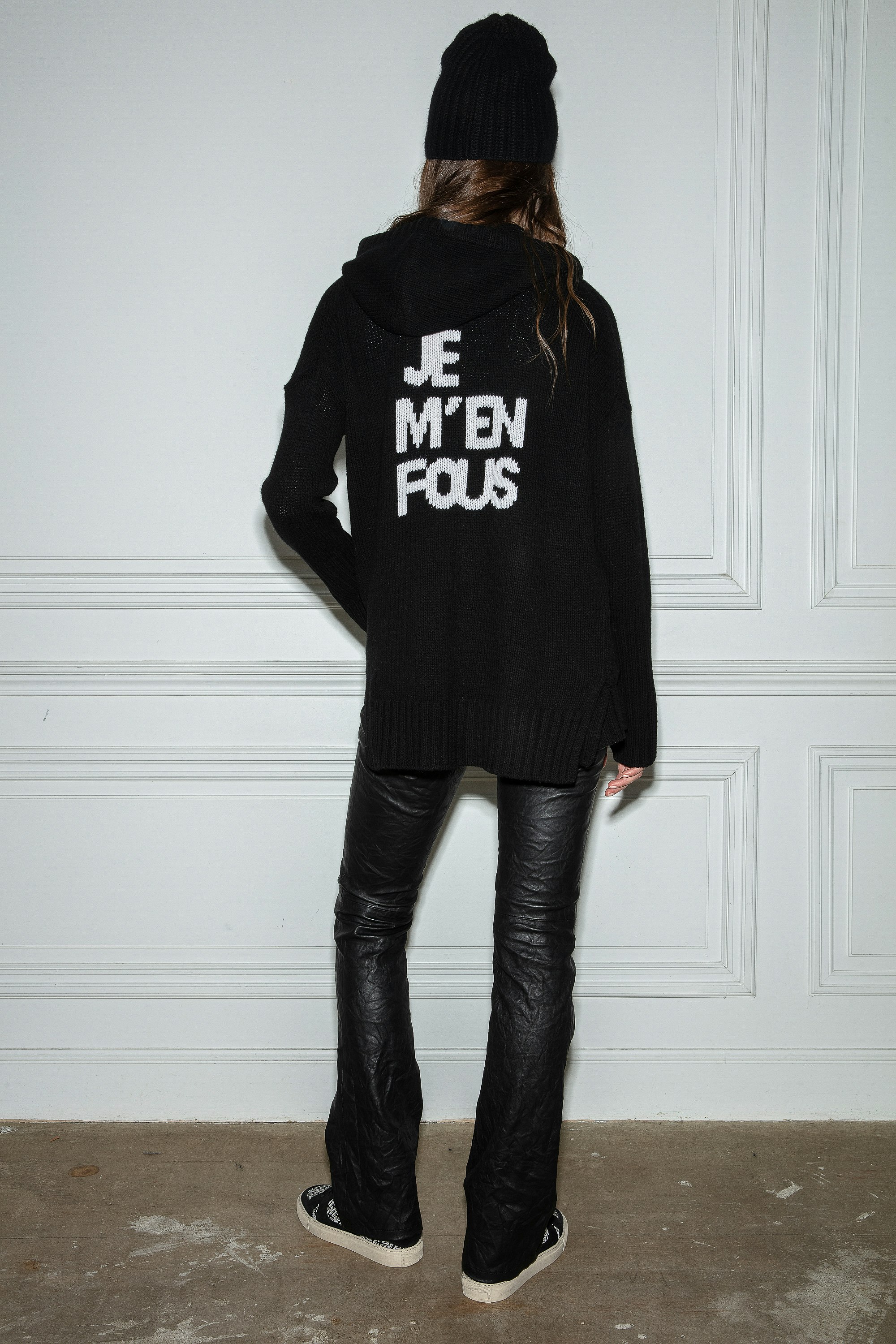 Strickjacke Salma  Schwarze Damen-Strickjacke mit Reißverschluss, Kapuze und der Botschaft „Je m'en fous“ auf dem Rücken