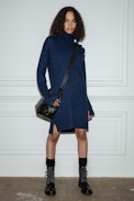 Vestido de Cachemira Almira - Vestido de cachemira azul de cuello vuelto con botones para mujer.