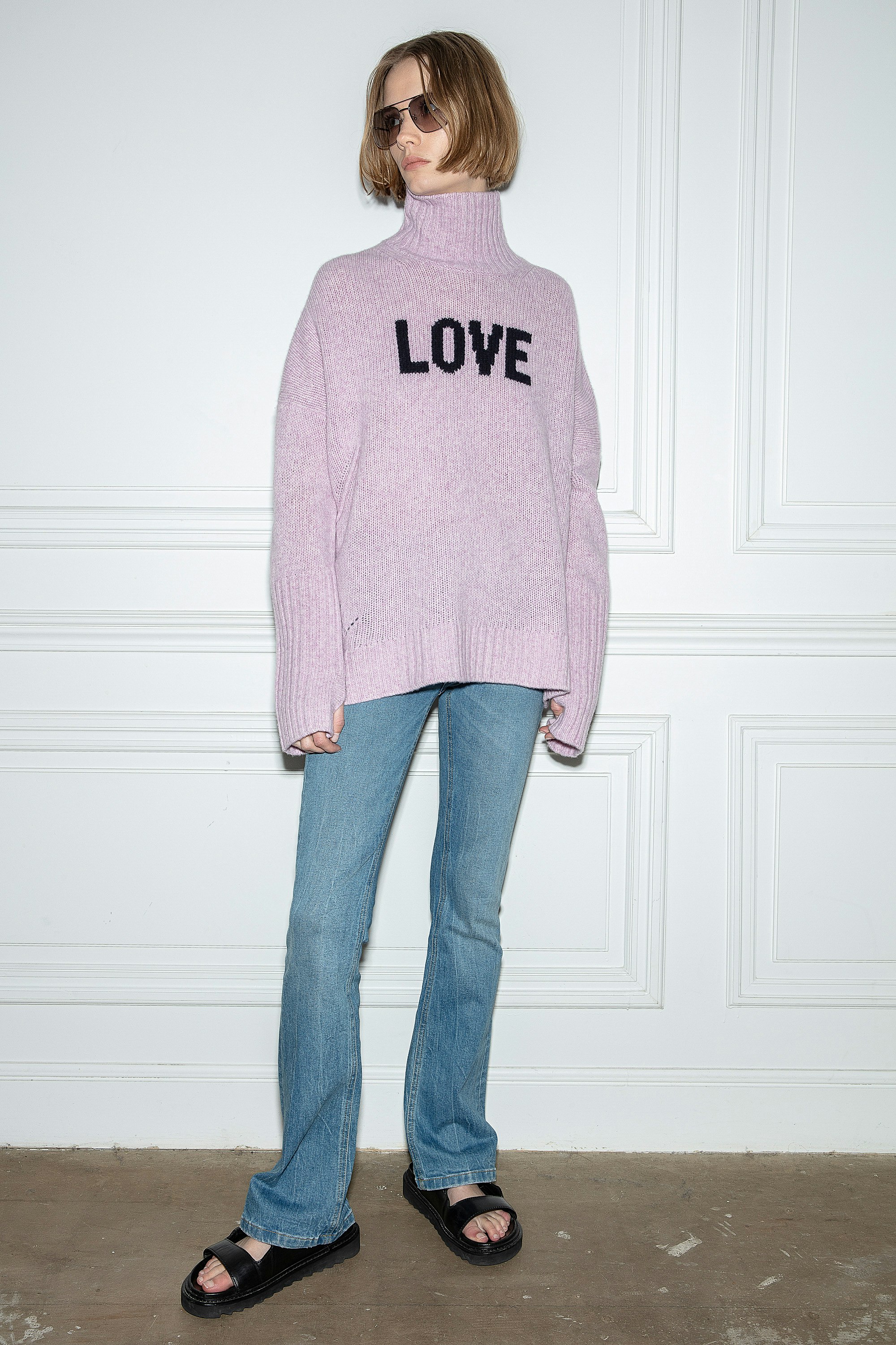 Maglione Alma Love  Maglione in lana merino rosa chiaro, decorato con il mantra “Love” a contrasto e collo alto, Donna