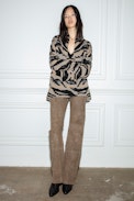 Strickjacke Maya Tiger Merinowolle - Cognacfarbene Damen-Strickjacke mit Tigermotiv und Pailletten